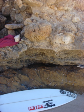 This is the little cliff where you jump in, its all old coral reef from a few thousand years ago when the sea level was a few meters higher.