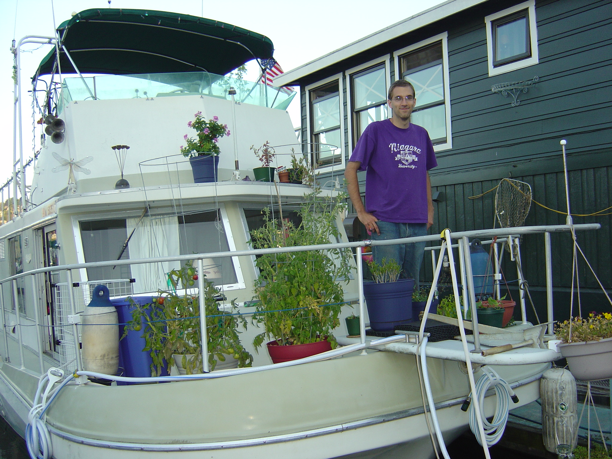 I also got to catch up with some old friends.  Here is my old roomate/labmate Steve on his new houseboat.