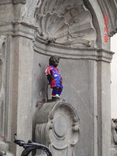 No tour would be complete without a visit to the peeing boy!  There is a book available with him in all his various outfits - this one is of a local soccer team!  Nor could we miss the hot waffles!